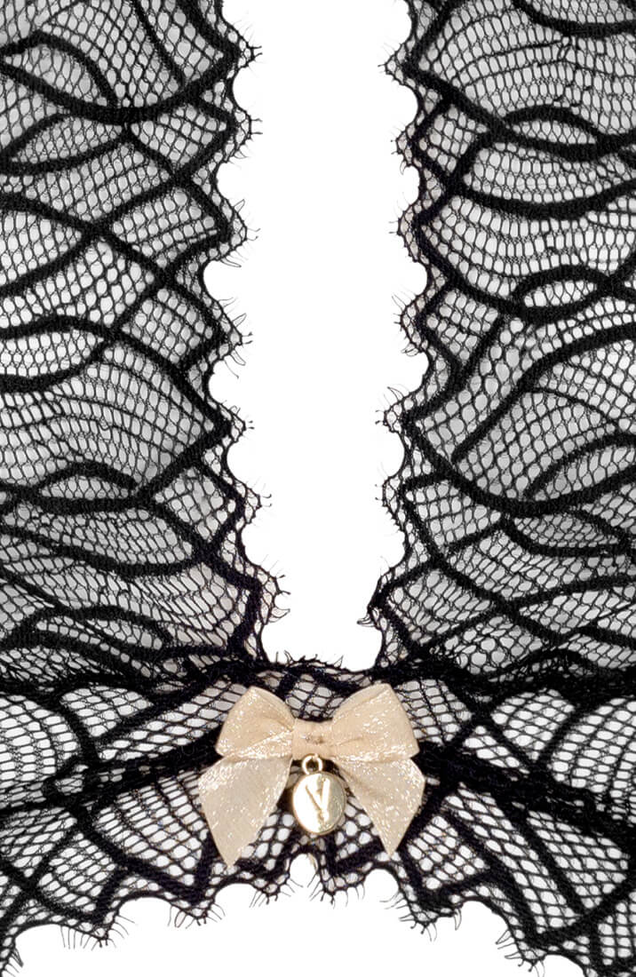 Close-up af blonde på COAX Copenhagen bralette