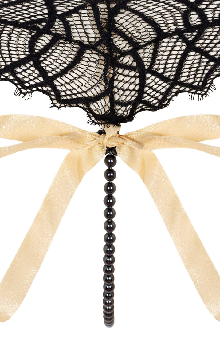 Close-up af Manacor perler og satin-sløjfe på COAX Copenhagen G-string