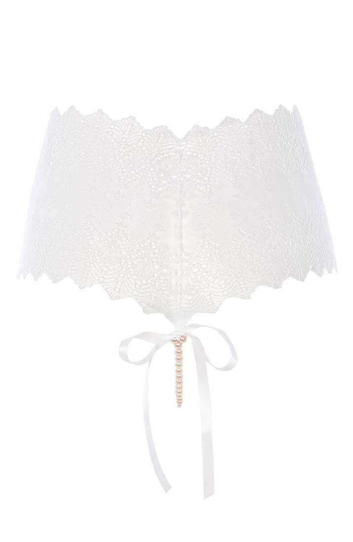 Sensuel elfenbenshvid trusse med Manacor perler fra COAX Copenhagen i delikat blonde