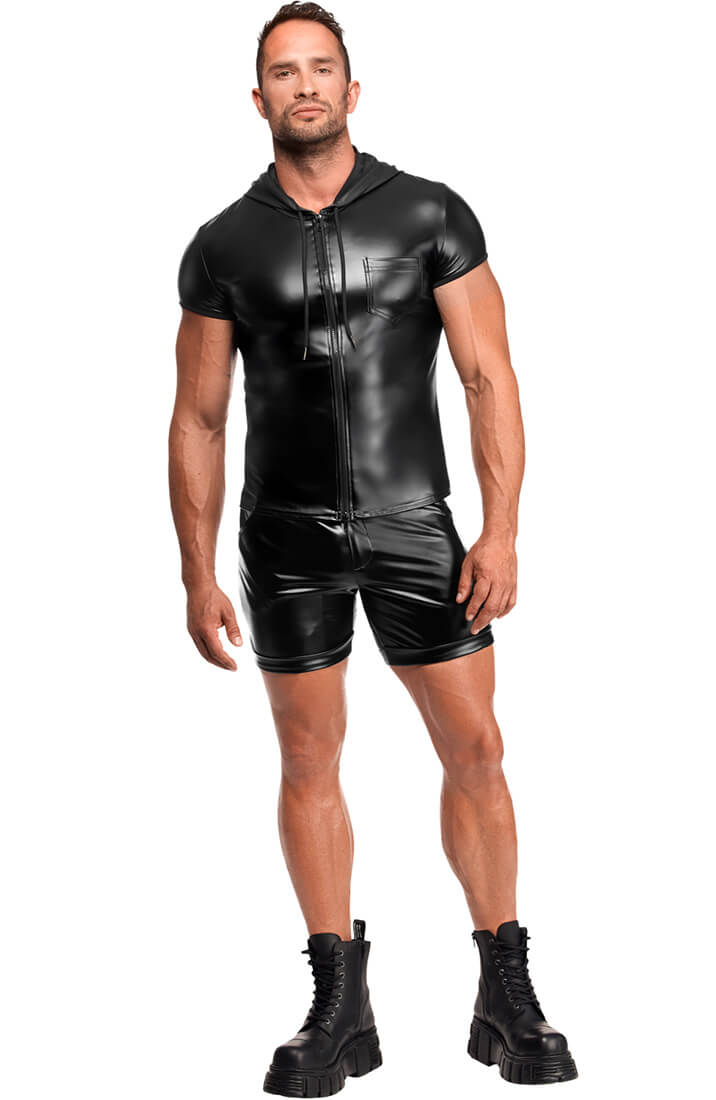 Sort fetish inspireret wetlook T-shirt stylet med shorts og støvler