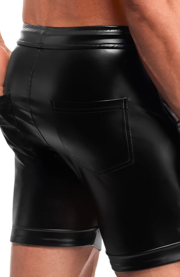 Herre shorts i mat wetlook materiale med moderne fetish vibe