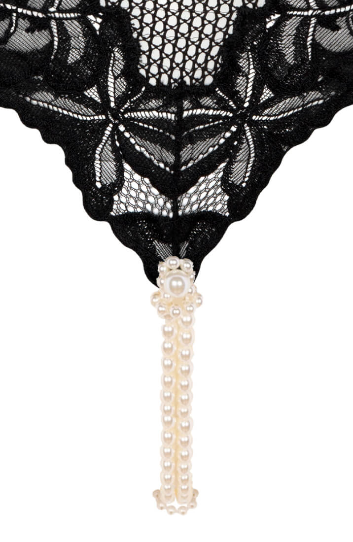 Sort perletrusse med hvide Manacor-perler og blonde