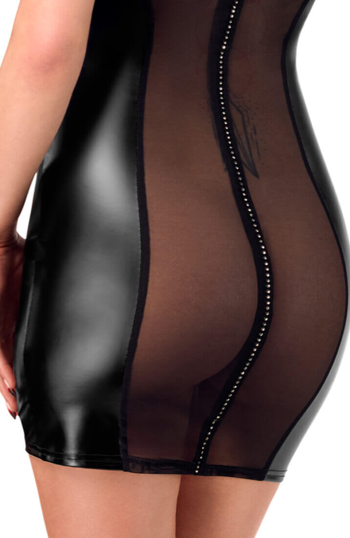 Detalje af nylon panel med similisten på sort wetlook mini kjole