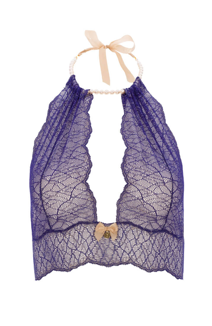 Sensuel blå bralette i italiensk blonde med hvid Manacor perle choker fra COAX Copenhagen