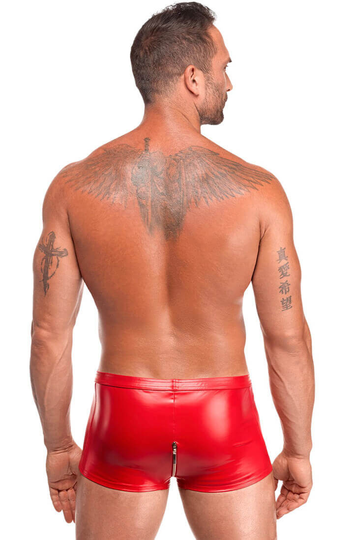 Tætsiddende wetlook boxershorts i rød - fremhæver maskulin silhuet