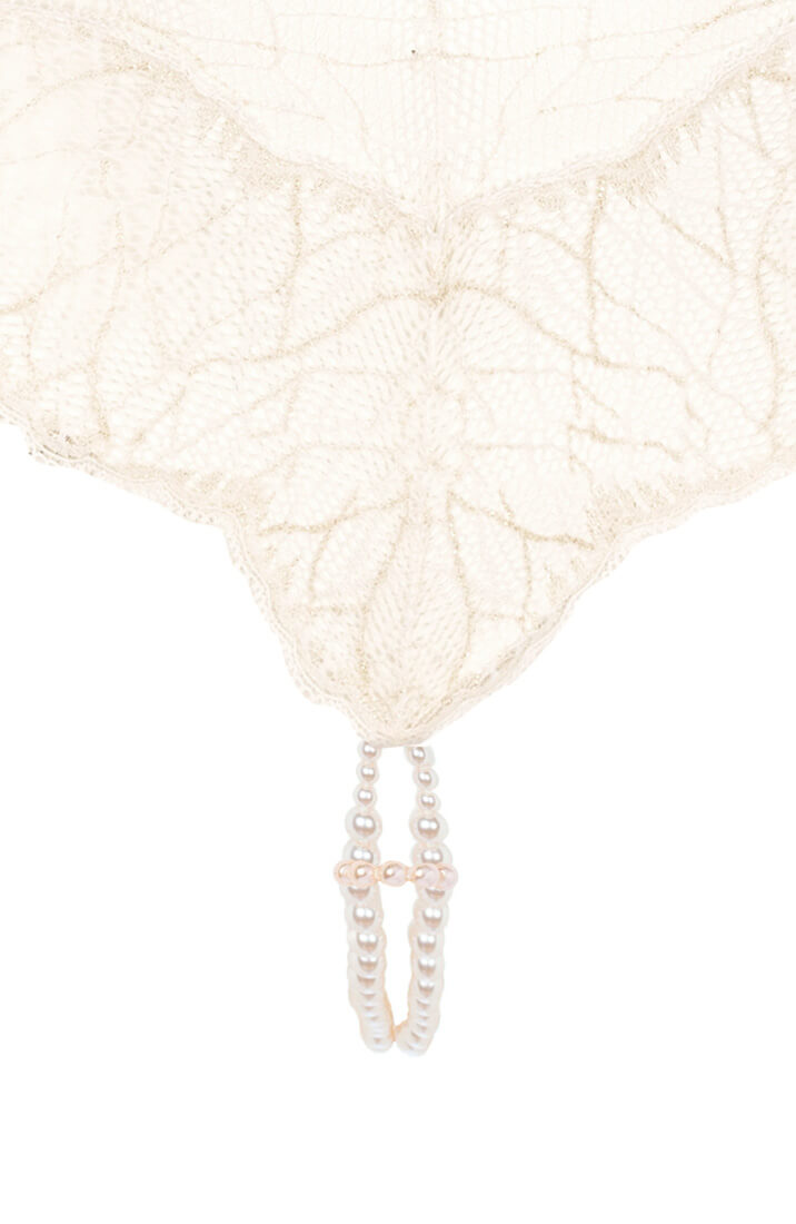 Elfenbenshvid bundløs bodysuit med perler fra COAX Copenhagen, skabt i italiensk blonde med sanselig glød