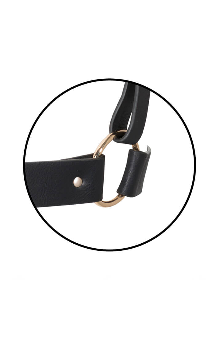 close-up af guld O'ring på kunstlæder harness fra COAX Copenhagen