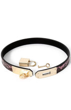Indlæs billede til gallerivisning Faux pink &amp; guld slangeskinds choker/armbånd - COAX Copenhagen