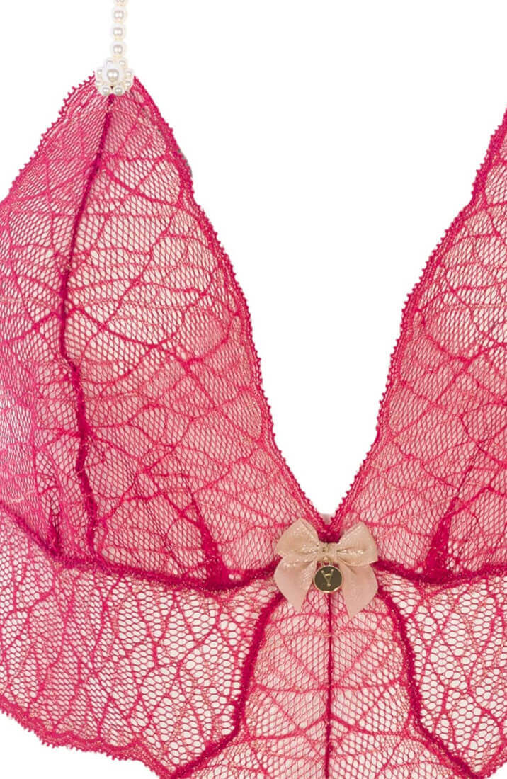 Eksklusiv rød bodysuit fra COAX Copenhagen med perlesnor og pirrende detaljer