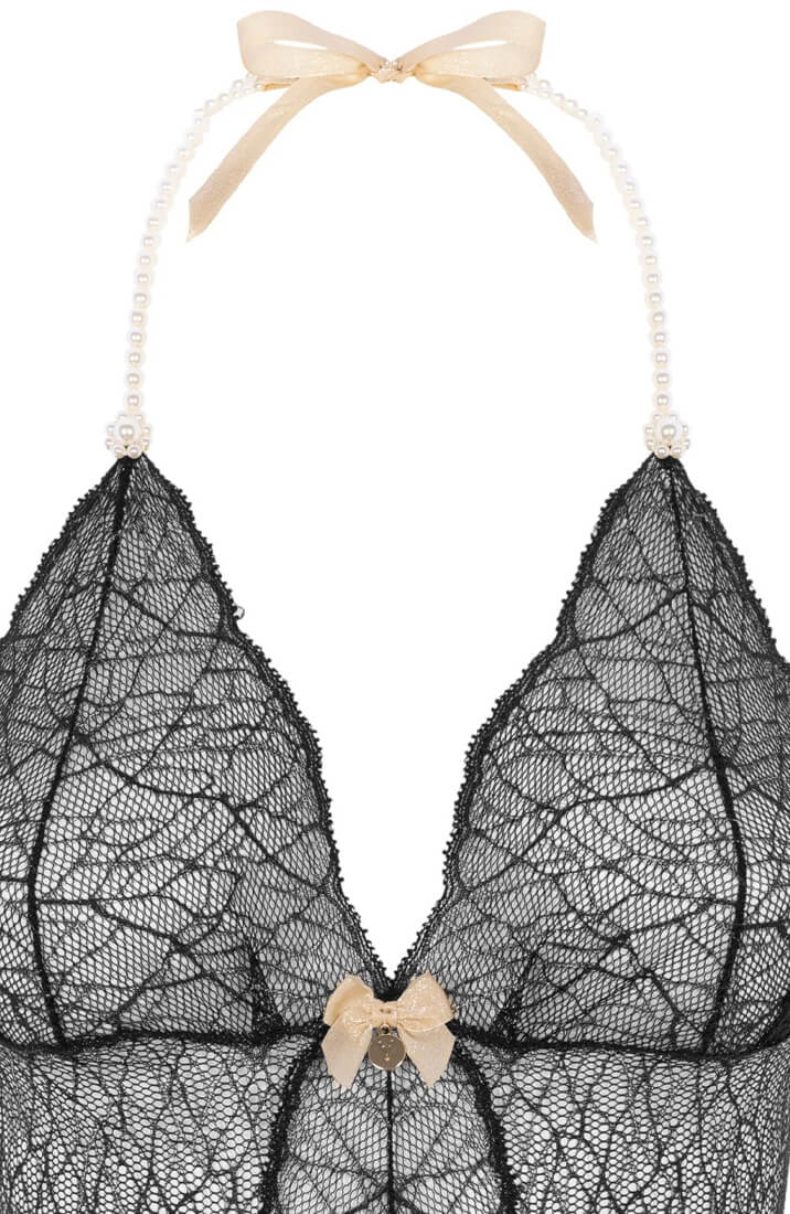 Sort bodysuit med hvid Manacor perlesnor - intimt og sensuelt design