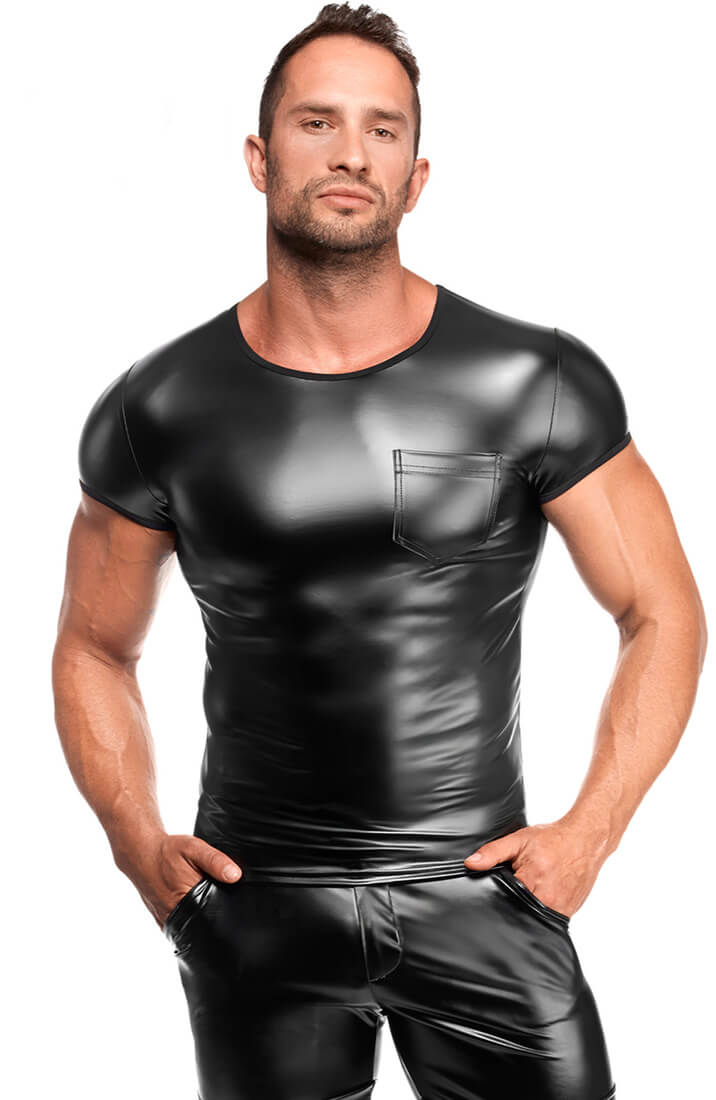 Sort wetlook T-shirt til mænd med mat finish og tætsiddende fit