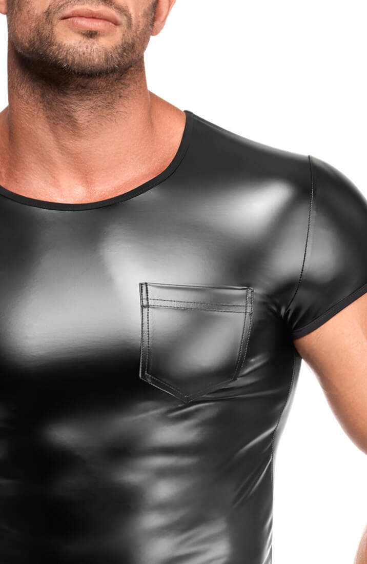 Sort wetlook T-shirt med rund hals og brystlomme