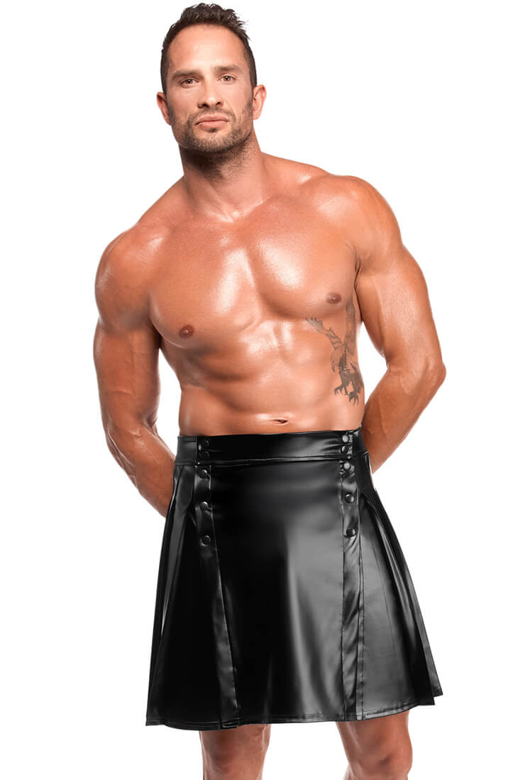 Sort wetlook kilt med mat finish og plisseret design