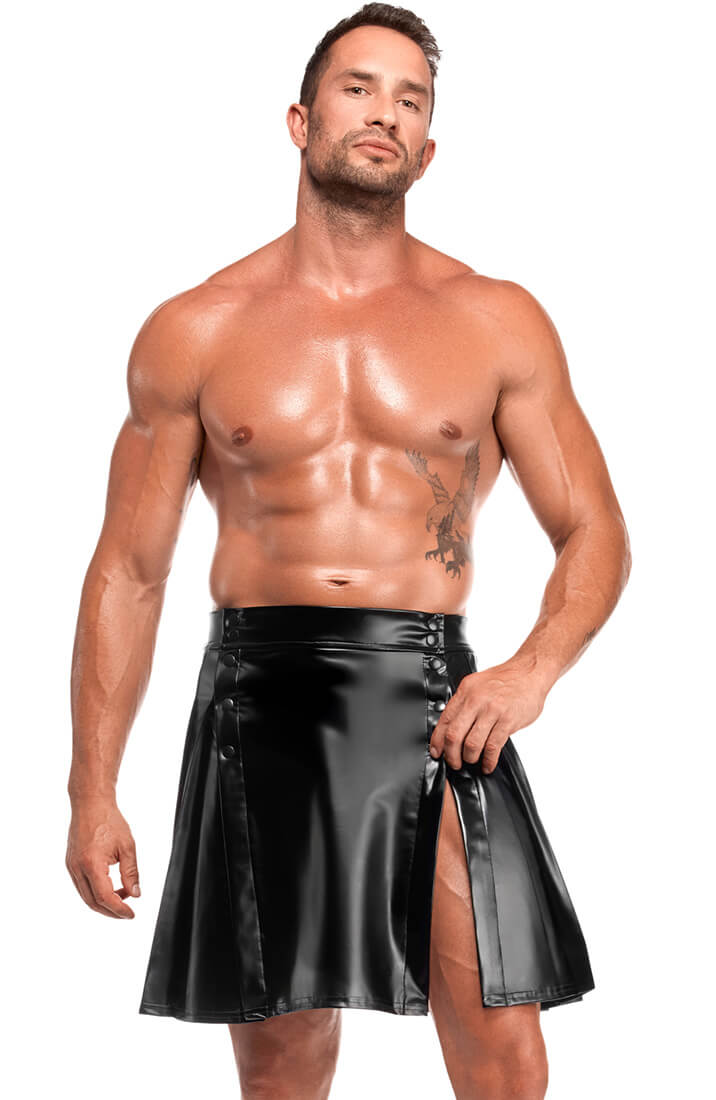 Sort wetlook kilt med håndsyede plisseringer i siderne