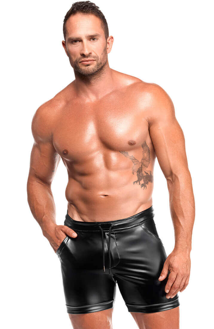 Sorte wetlook shorts med mat finish og streetwear vibe