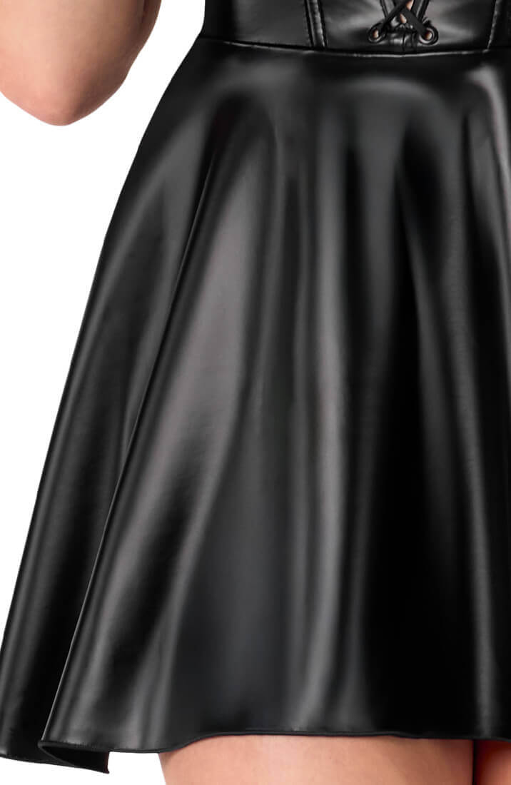 Wetlook kjole med corsage og A-line skørt