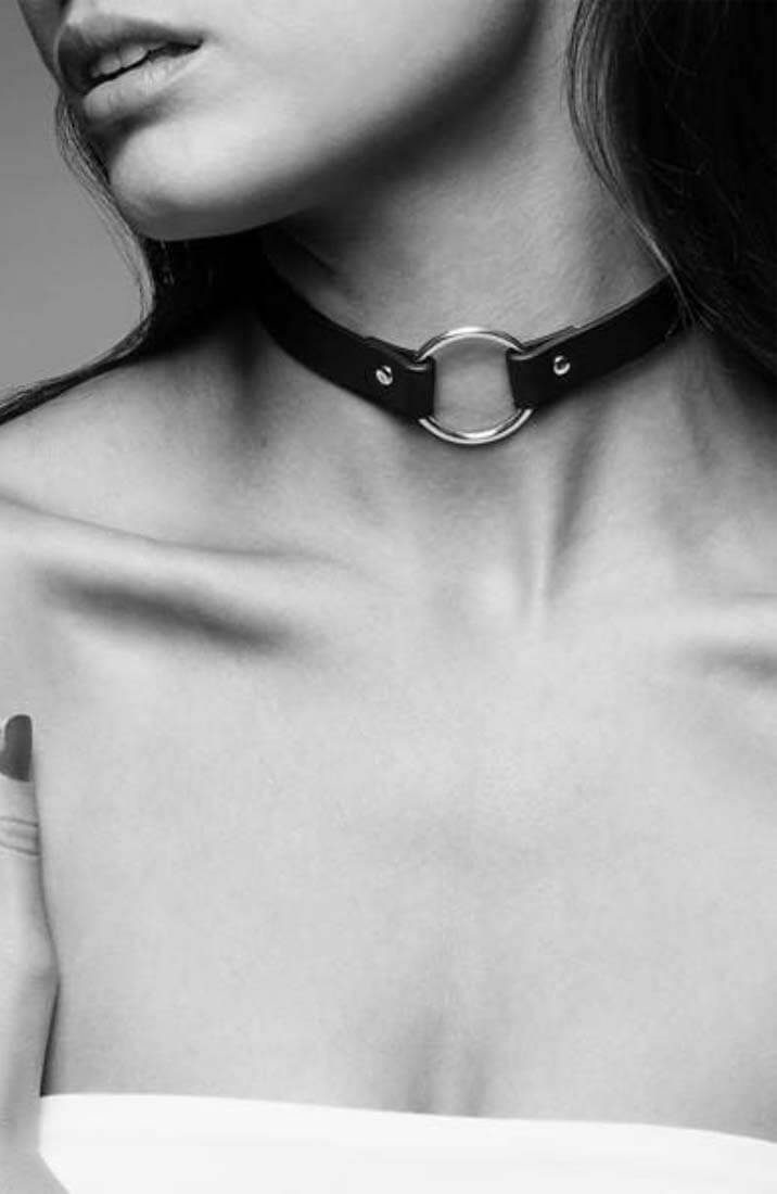Faux læder choker med O-ring - COAX Copenhagen