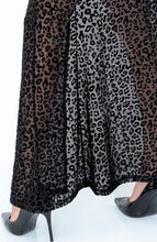 Indlæs billede til gallerivisning Lang nylon kjole med flock leopard print - Fiercely Wild